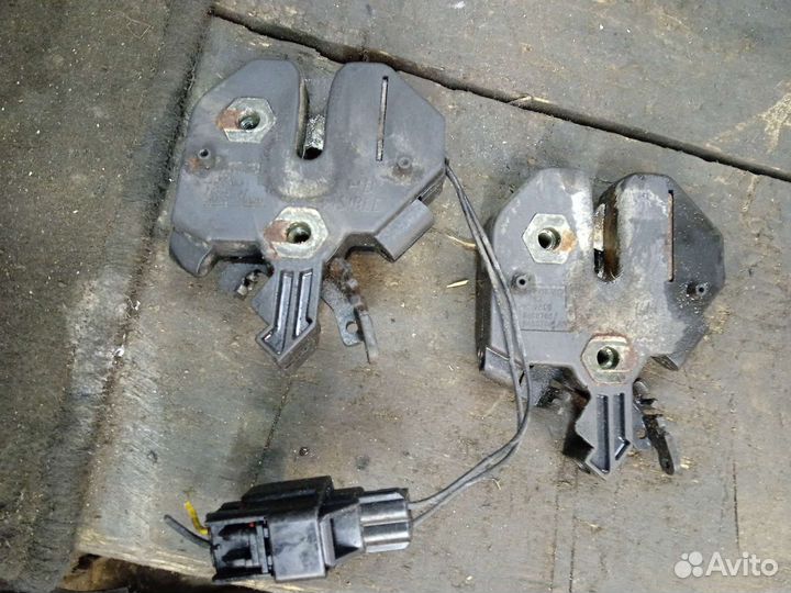 Замок капота Вольво Хс90