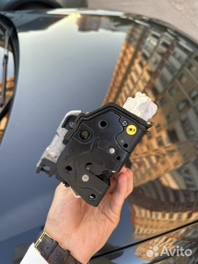 Запчасть замок двери ауди audi а6 с7 левая задняя