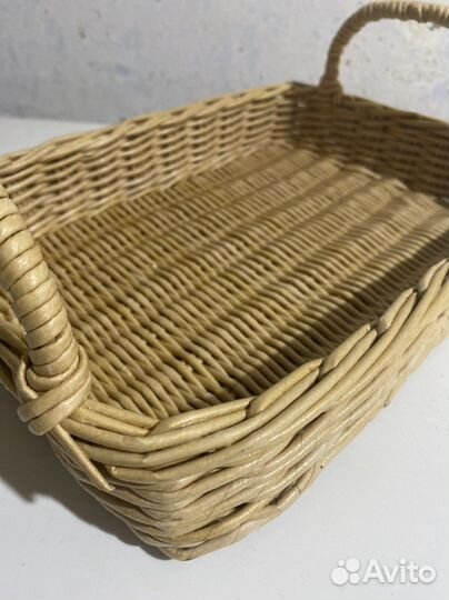 Поднос на плетеном дне