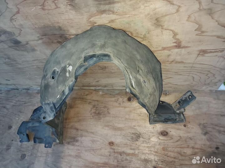 Подкрылок передний правый Toyota Prius 2 NHW20