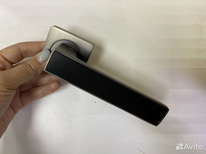 Дверная ручка новая