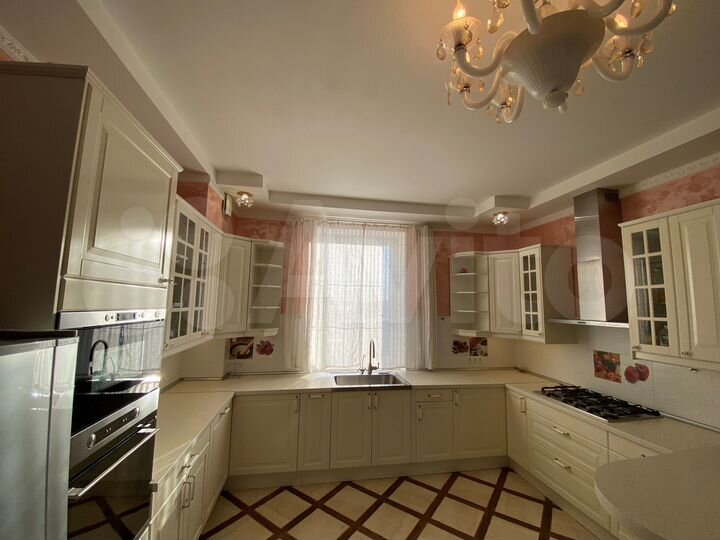 Коттедж 320 м² на участке 15 сот.