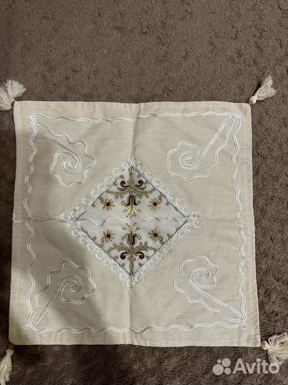 Наволочка декоративная с вышивкой