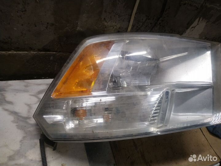 Dodge Ram фара правая