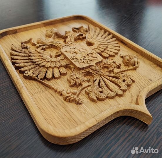 Герб России из дуба