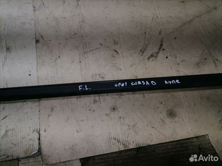 Уплотнитель стекла двери перед лево Opel Corsa D