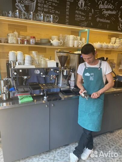 Официант в кофейню