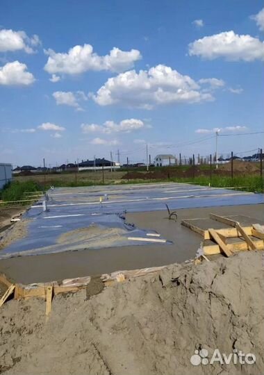 Заливаем отмостки и тропинки, строительная бригада