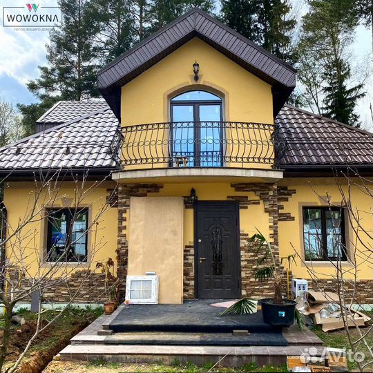 Арочное коричневое пластиковое окно