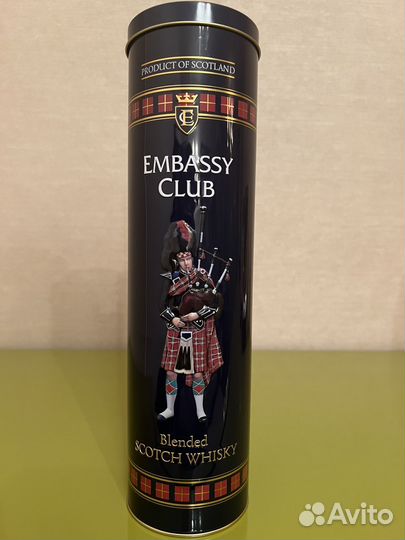 Бутылка и стаканы от элитного виски Glenfiddich