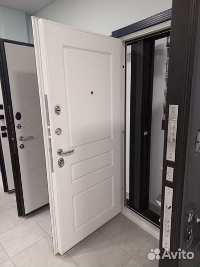 Дверь входная с белой коробкой