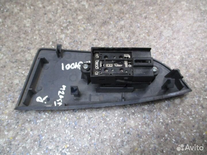 Блок управления стеклоподъемником правой двери isu