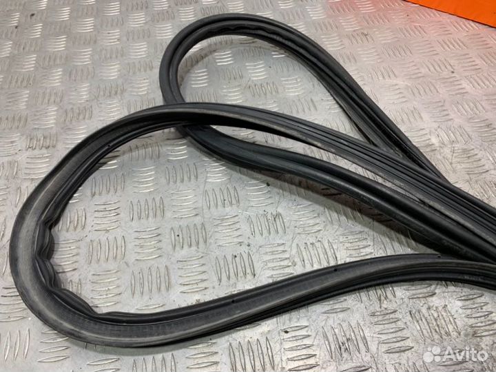 Уплотнитель двери багажника Lexus Rx350