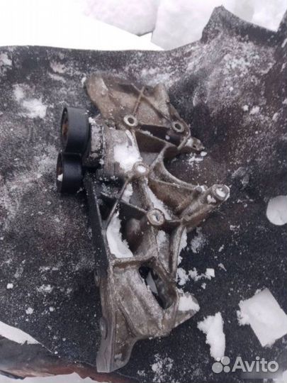 Кронштейн генератора Renault Megane 2002