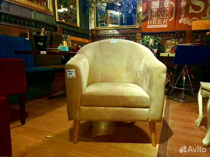 Кресло из велюра на ножках