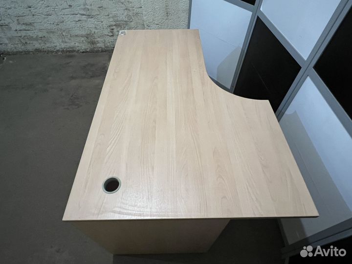 Стол офисный угловой 140х90х75см