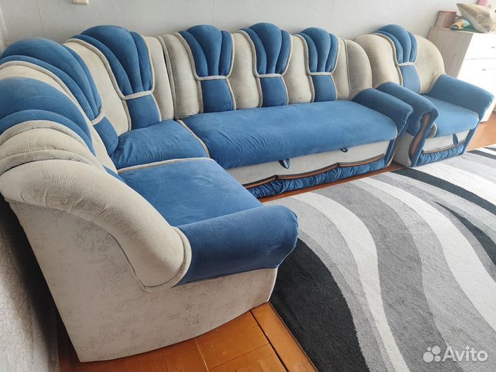 Продам угловой диван с креслом