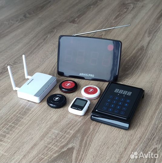 Кнопки вызова официанта с часами в оссортименте