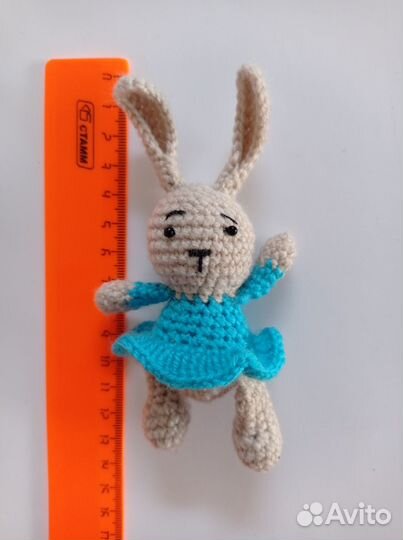 Вязаные зайчики ручной работы