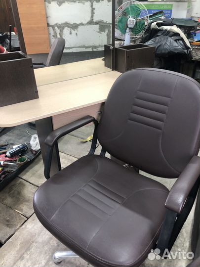 Парикмахерское зеркало с креслом