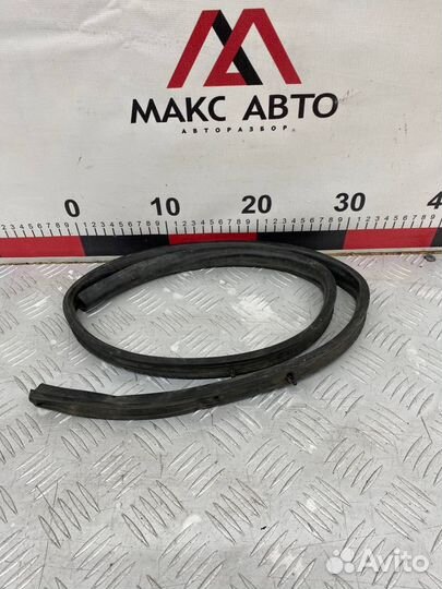 Б/У уплотнительная резинка жабо передний Mazda