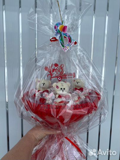 Букеты из мягких игрушек и конфет