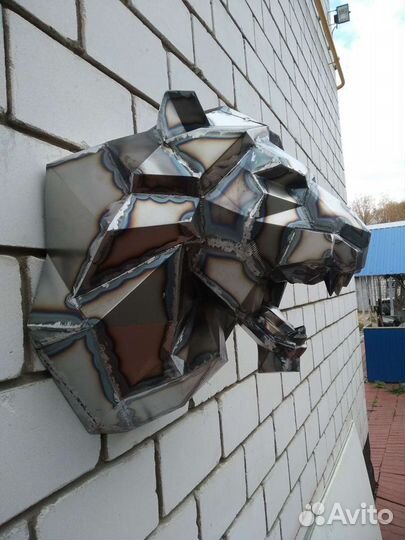 Фигура льва из металла