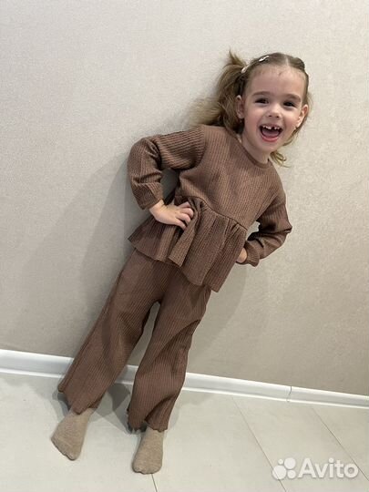 Костюм с баской брючный