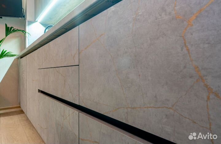 Стильная кухня с деревянными фасадами