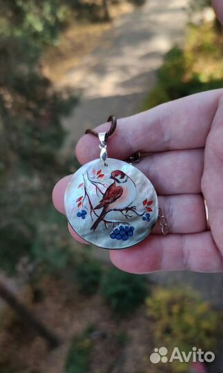 Кулон из перламутра с художественной росписью