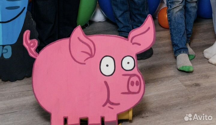 Аренда фотозоны синий трактор и батут