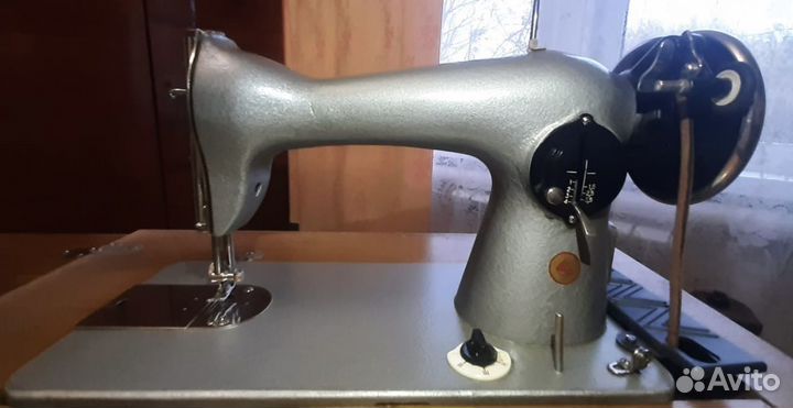 Швейная машина с ножным приводом