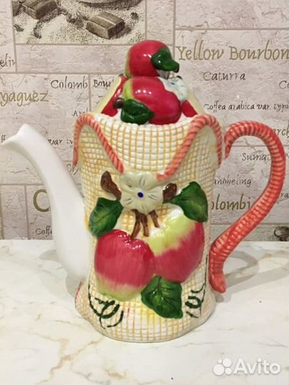 Заварочный чайник и сахарница