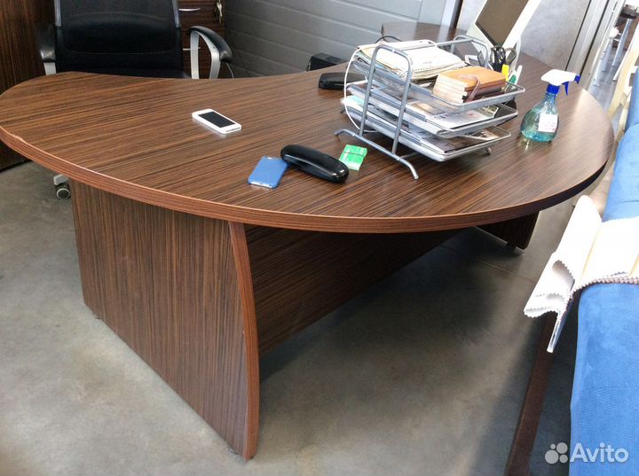 Компьютерный стол, шкафы и тумбочка