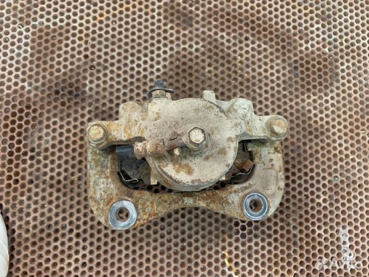 Суппорт передний левый Kia Sportage JE G4GC 2006