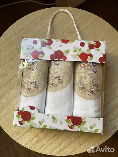 Подарочный набор из 3-х полотенец новый