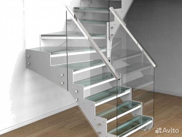 Стеклянное ограждение лестницы