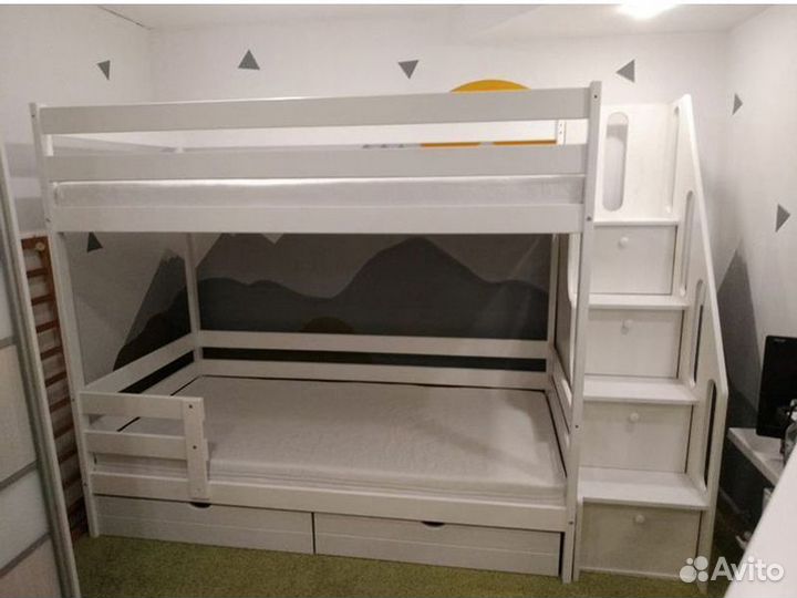Двухъярусная детская кровать с лестницей комодом