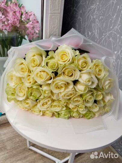 Букет из белых крупных роз