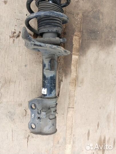 Стойка амортизатора передняя левая Honda Cr-V 3