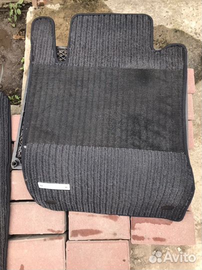 Продаю комплект ковриков mercedes 211