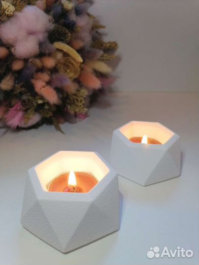 Подсвечники со свечами