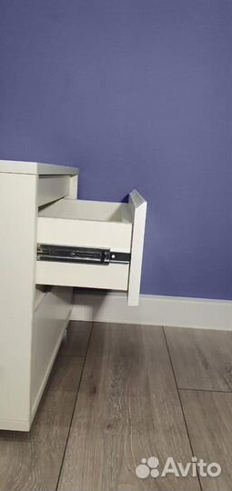 Тумба белая прикроватная с ящиками