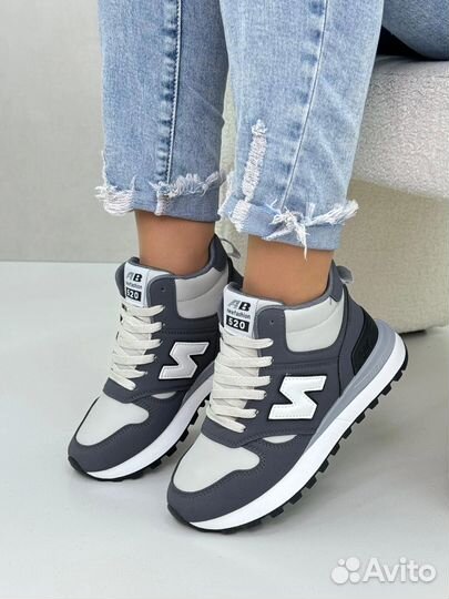 Кроссовки женские