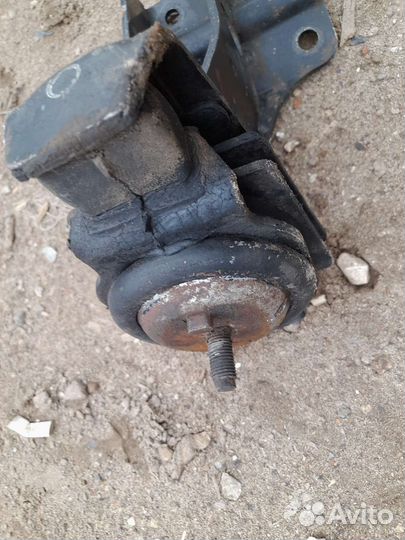 Кронштейн подушка двигателя Nissan Laurel C34 RD28