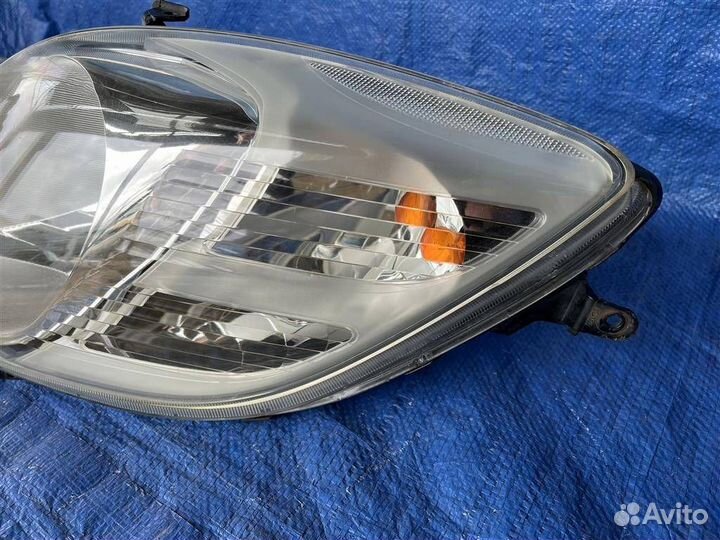 Фара правая toyota vitz