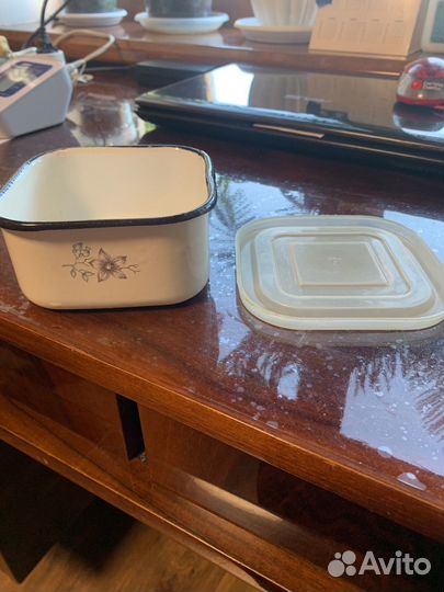 Эмалированный лоток с крышкой