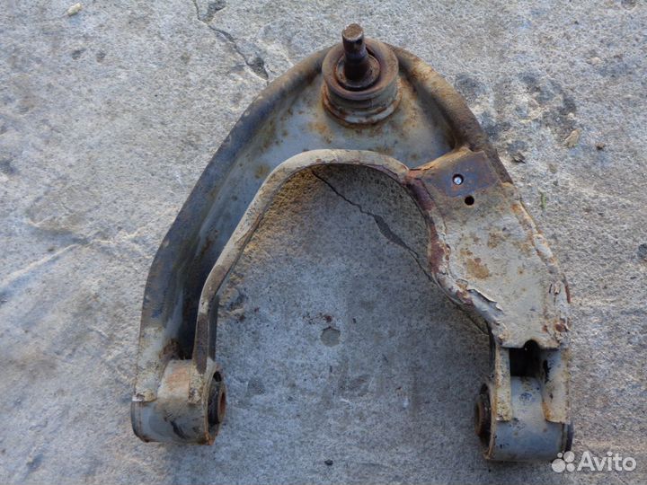 Nissan NP300 Рычаг передний правый верхний