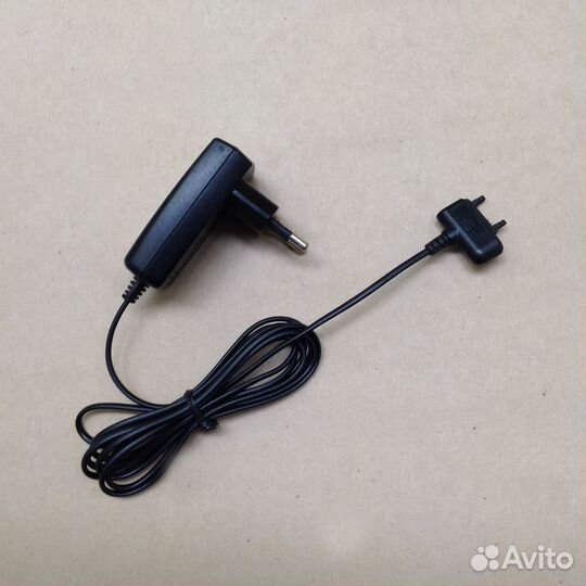 Зарядное устройство Sony Ericsson CST-60