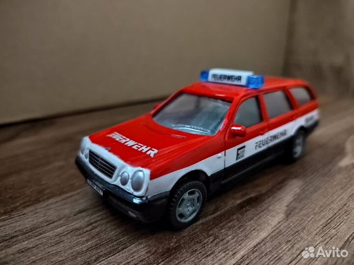 Модель авто Mercedes Benz 300 T в масштабе 1/43